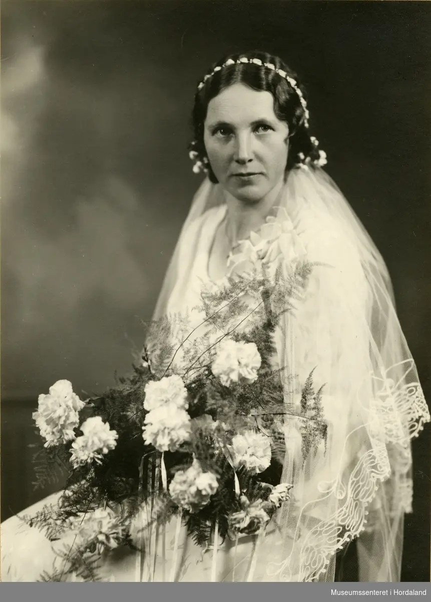 Portrett av ukjend kvinne i brudekjole.