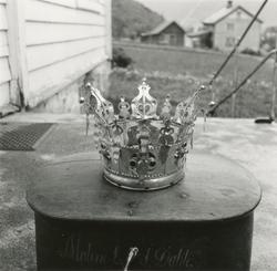 Eldre gjenstandsfotografi av ei brudekrone fra Norddal ("Mel