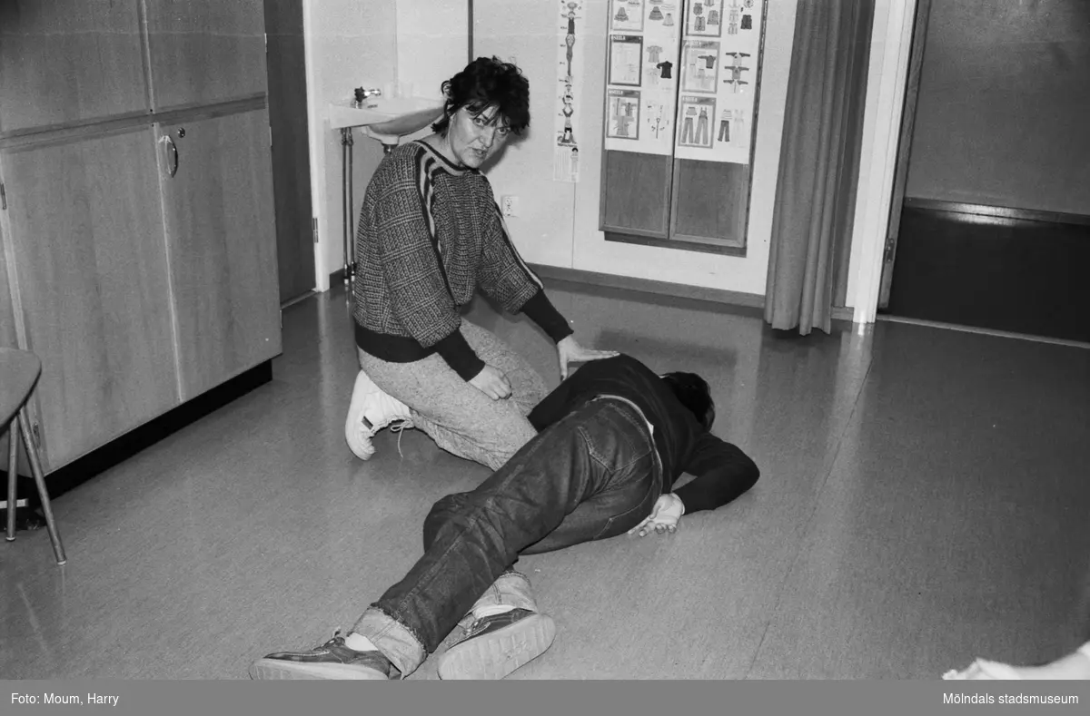 Kållereds Röda Kors arrangerar livräddningskurs i Hallenskolan, Kållered, år 1984.

För mer information om bilden se under tilläggsinformation.