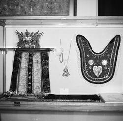 Motiv av bunadssølv med brudekrone fra ei tidligere utstilli