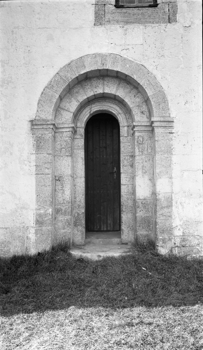 Hoff kirke i Østre Toten 1925. En serie på fire bilder der to er kirkebygget fra to ulike vinkler, mens de to andre fokuserer på et av kirkas inngangspartier.
