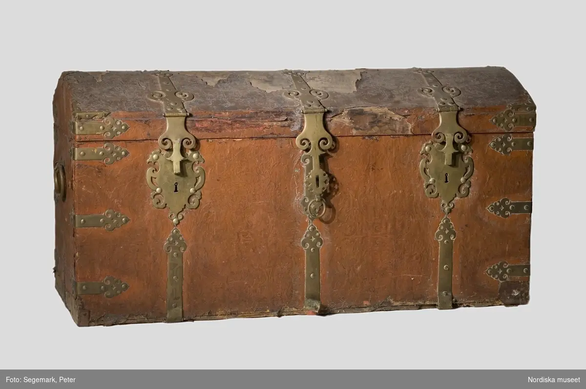 Kista från tiden omkring 1700, lockets insida klätt med linnetyg. Även om typen kalldes "holländsk kista" kan den mycket väl ha tillverkats i Sverige. Nordiska museet, inv.nr NM.0090718