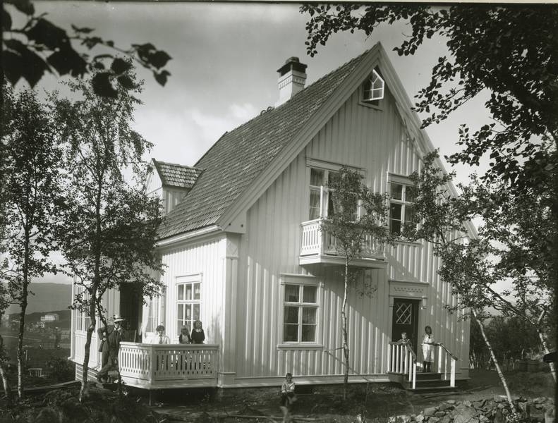 NsBs inspektørbolig i gate 5- kjent som Bøhmer-gården etter Einar Bøhmer, elektroingeniør /inspektør ved NSB ofotbanen i årene 1931-1938. Huset ble bygd ca. 1925 og og ble truffet og ødelagt av en granat 26.4.1940..