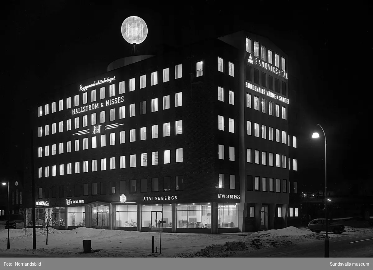 Hallström & Nisses kontorshus vid Landsvägsallén. Exteriörbilder dag och kväll.