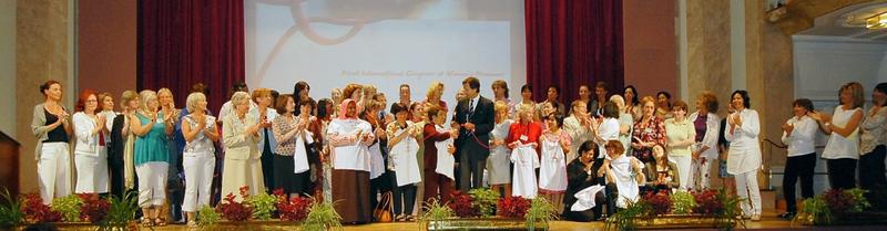 Åpningsseremoni med alle deltakerne på scenen. Fra første internasjonale kvinnemuseumsmøtet i Merano 2008 (Foto/Photo)