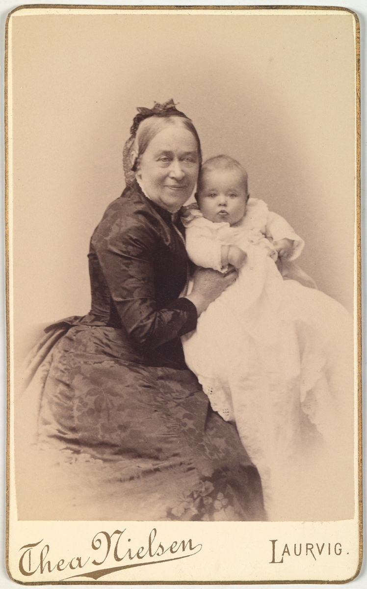 Karen Hedwig Wetlesen f. Mathiesen med en baby som trolig er hennes barnebarn.