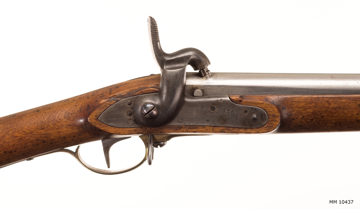 Slaglåsgevär M/1815-1849. Stock av trä, brun.
Märkning: "HCD" samt 150
Märkt: A.M. 4404.
Pipa inner-ytter = 18mm-22mm