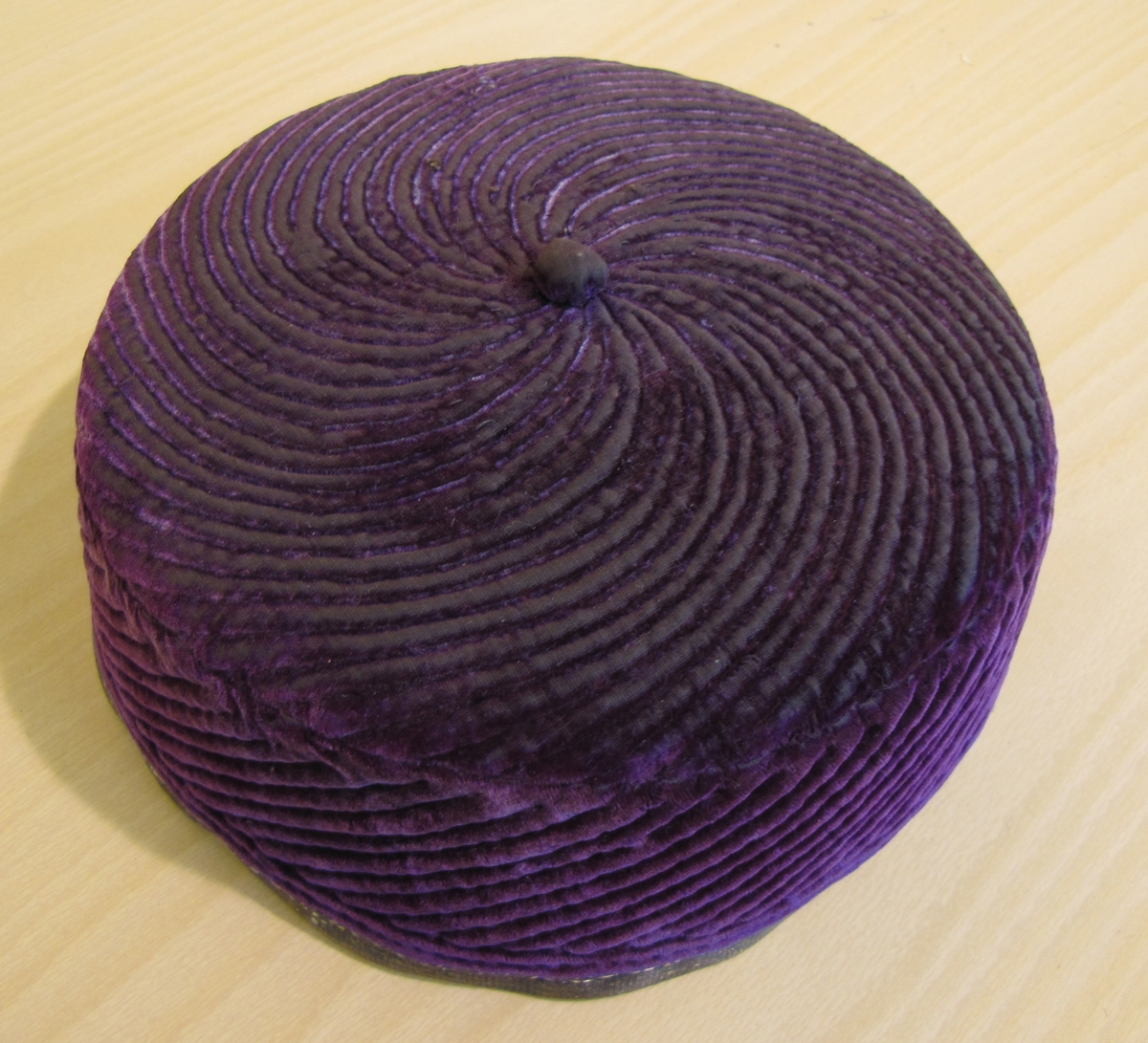 Liten violett hatt med knopp och blommigt foder.

Tillhör ryska samlingen.