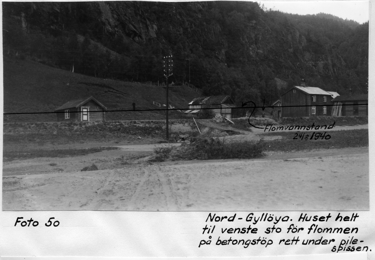 Huset helt til venstre sto før flommen på betongstøp rett under pilspissen...Flom Gaula (24.08.1940)
