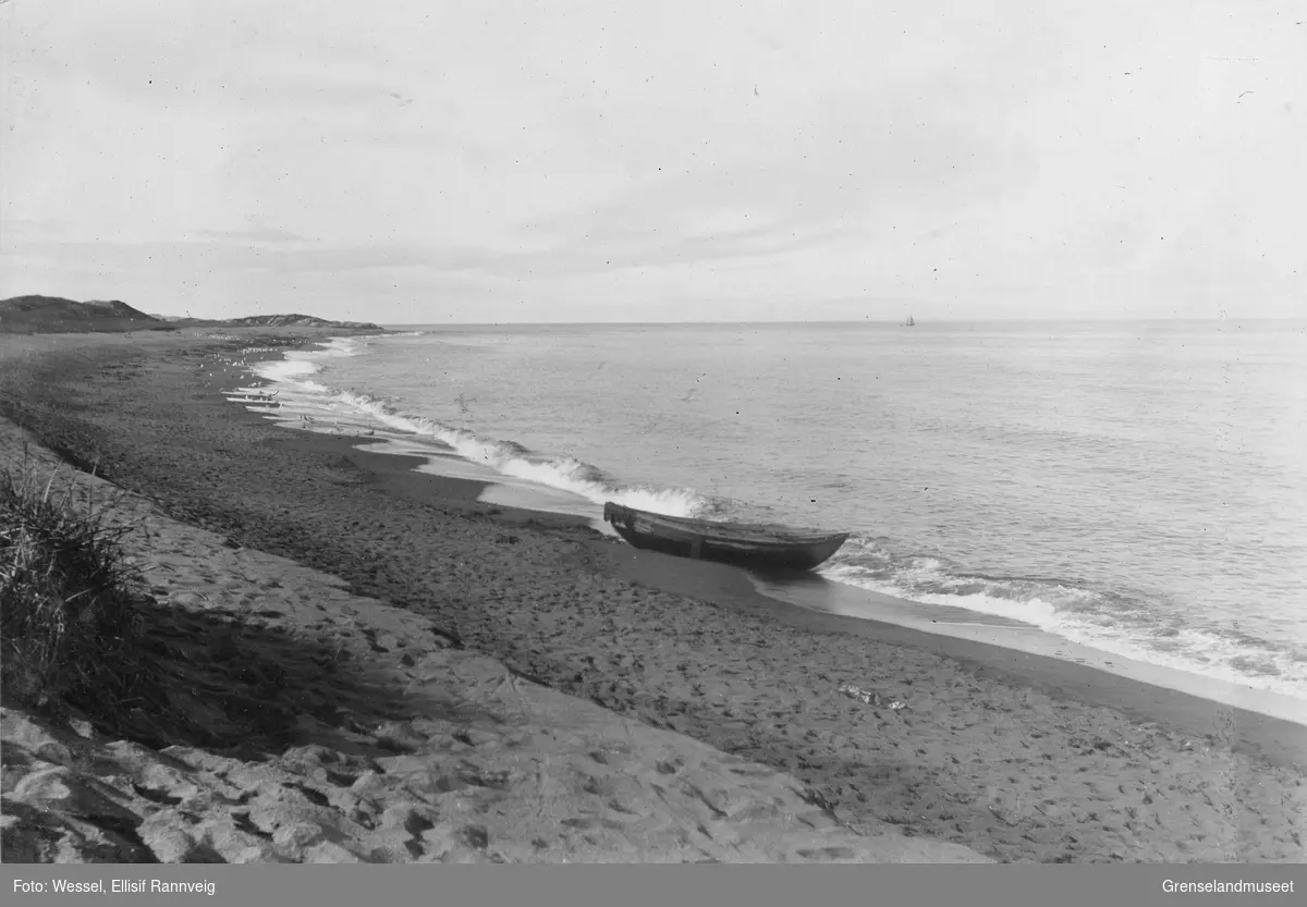 Fra stranden i Grense Jakobselv utenfor elvemunningen, 1905.