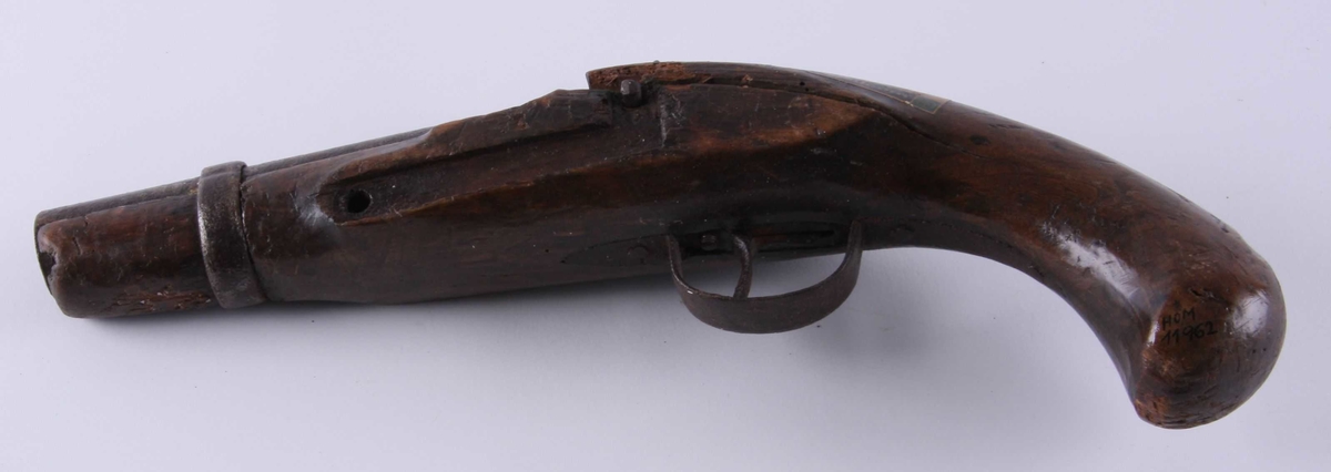 Kort saluttpistol til sivilt bruk i bryllaup og liknande. Pipe av avsagd muskettpipe, lås ombygd flintlås av eldre type
