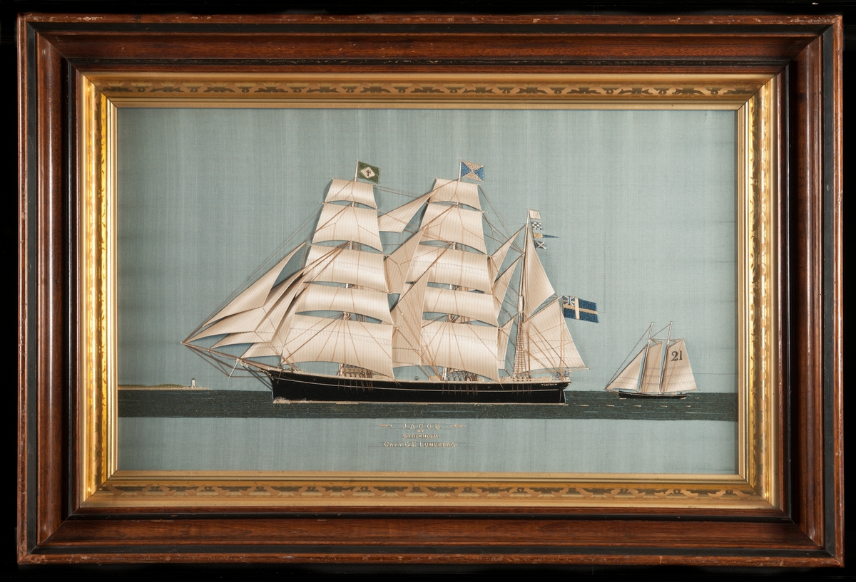 Silkestavla, Silk Picture. Avbildande tremastat barkskepp från babordssida. Till höger lotsbåt med 21 i seglet.