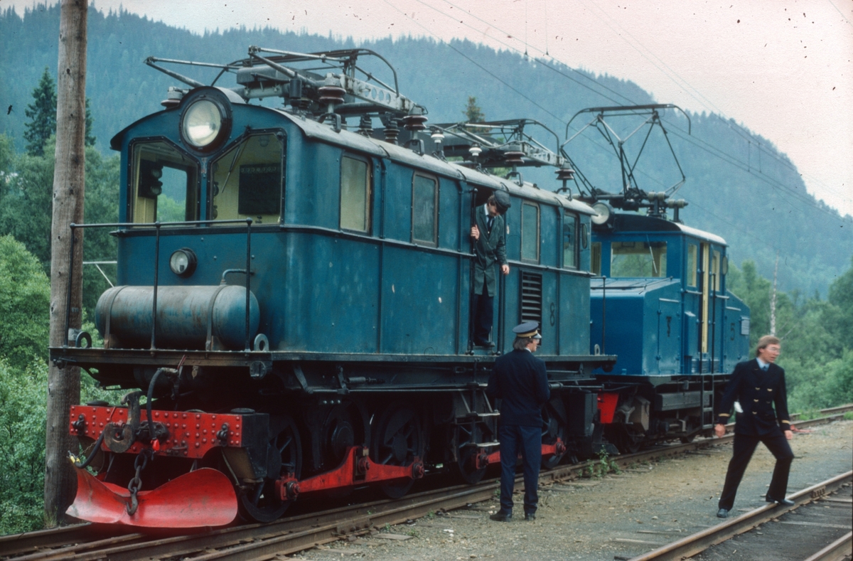 Salvesen og Thams lokomotiver nr. 8 (ASEA) og 5 (NEBB) under skifting på Løkken stasjon.