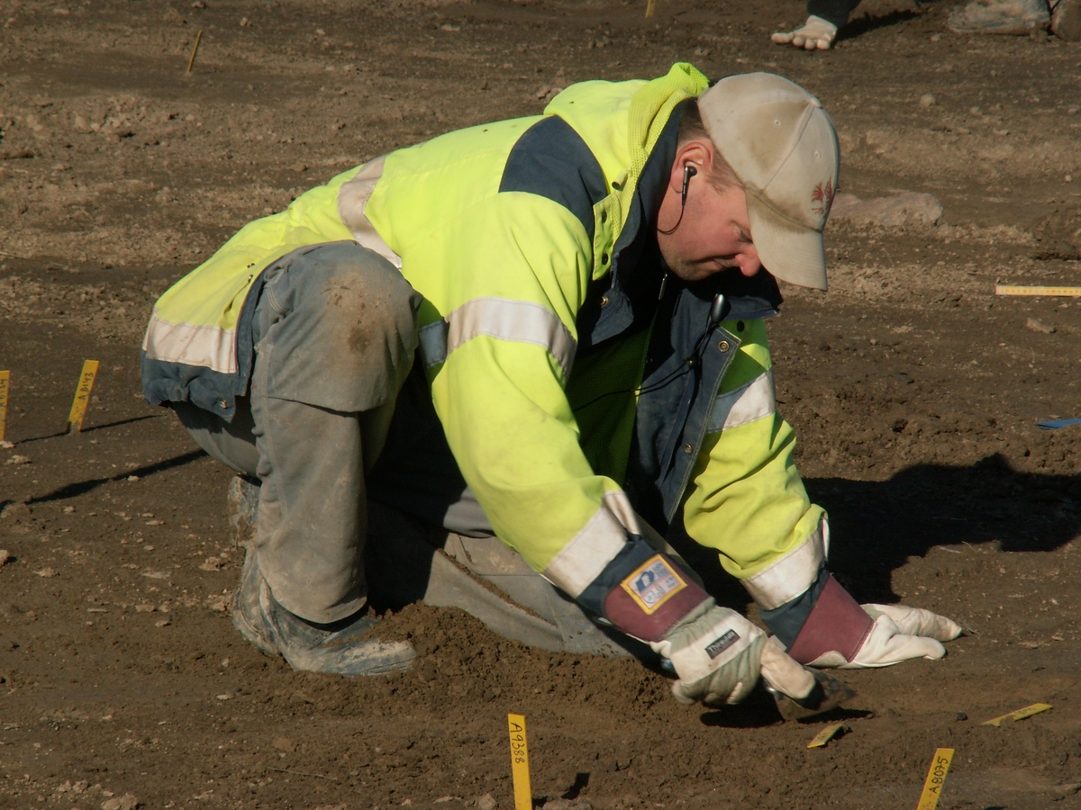Arkeologisk slutundersökning, Raä 433, grävningsarbete, Fansta, Bälinge socken, Uppland, 2006