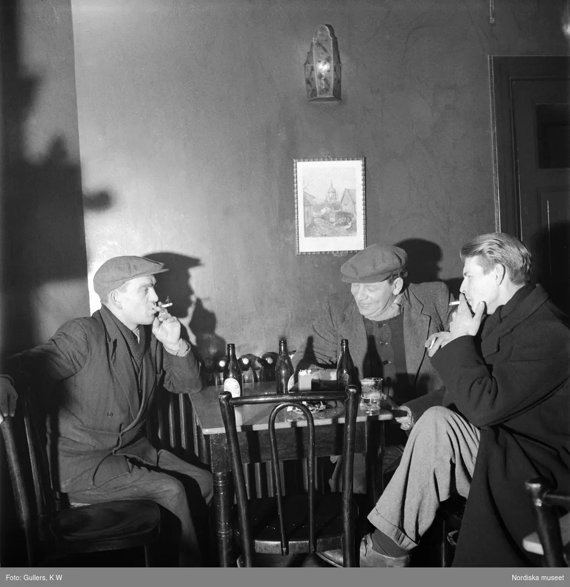 Tre sjömän på ett ölkafé i Gamla stan, Stockholm.