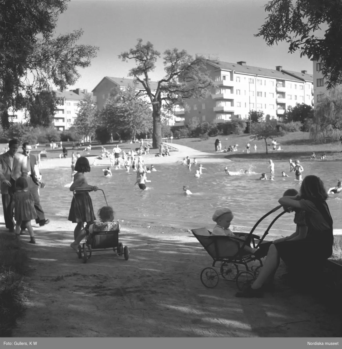 Badande och lekande barn i Fredhällsparken i Stockholm, 1952.