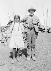 Enebæroljebrenner. Kristian Nysted og datteren Magda