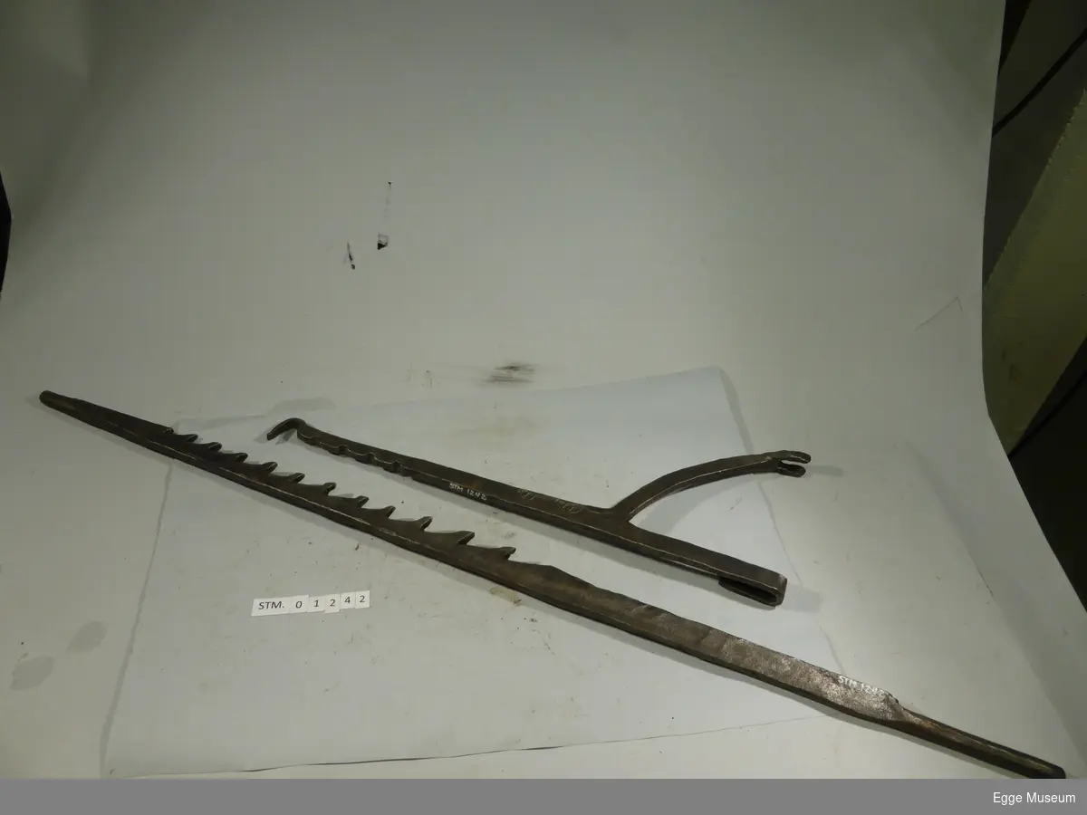 Form: Skjerdingen m/12 hakk, gaffelen for å henge i.
