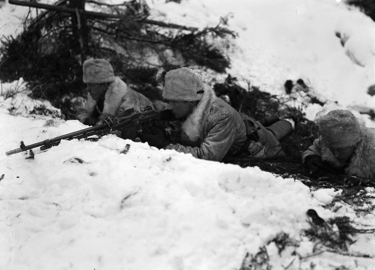 "2,500 man på upländsk manöver. Realistisk strid under morgontimmarna i dag i trakten av Järlåsa", Uppland december 1942