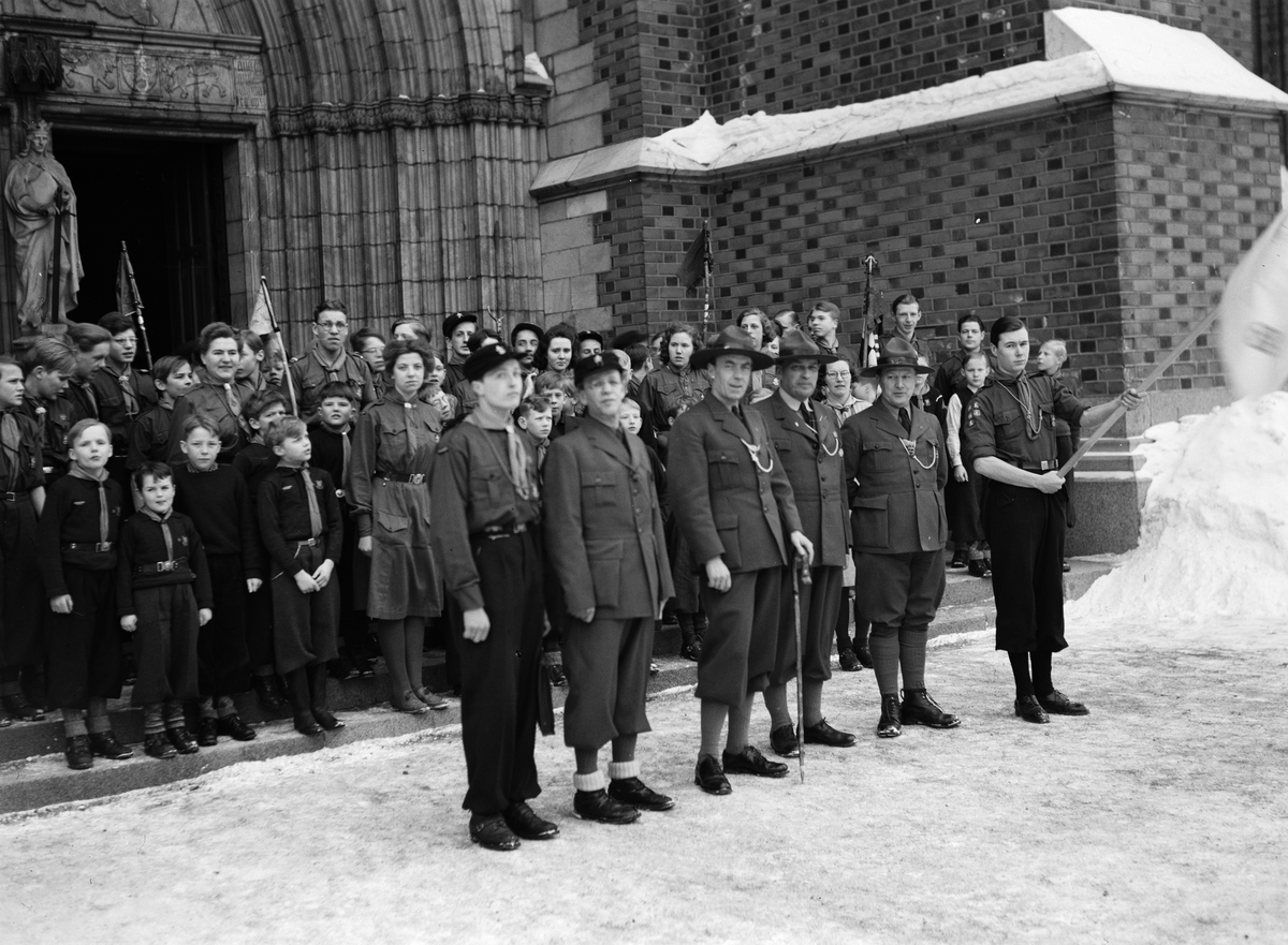 Scouter utanför Uppsala domkyrka 1942
