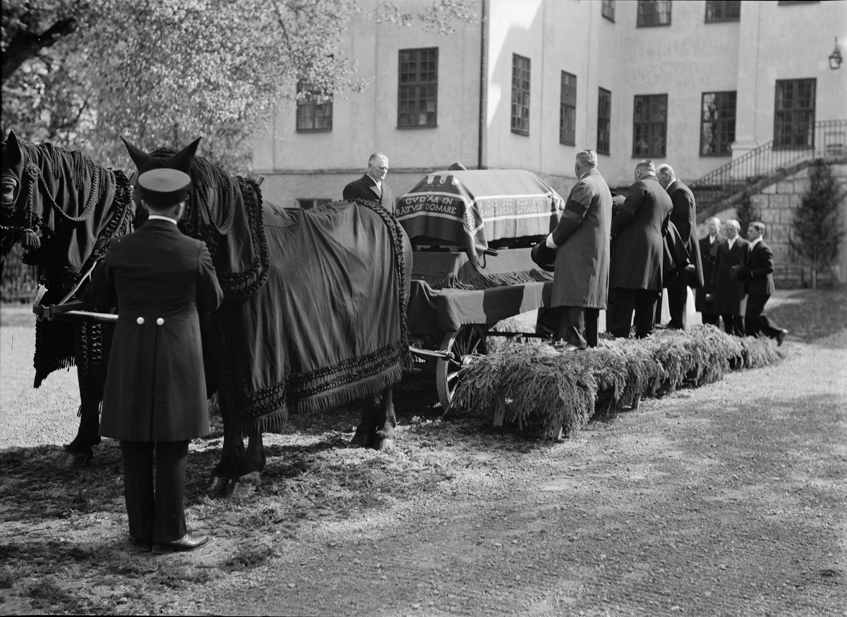 Kistan med stoftet efter friherre Fredrik von Essen placeras på vagnen för färd från Salsta slott till Lena kyrka