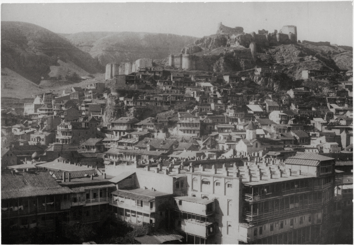 Gamla staden i Tiflis.
Bilden ingår i två stora fotoalbum efter direktör Karl Wilhelm Hagelin som arbetade länge vid Nobels oljeanläggningar i Baku.