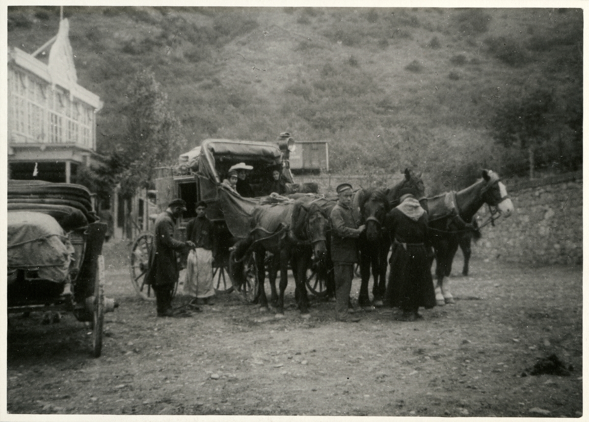 Grusinska härvägen, Kaukasus.
Bilden ingår i två stora fotoalbum efter direktör Karl Wilhelm Hagelin som arbetade länge vid Nobels oljeanläggningar i Baku.
