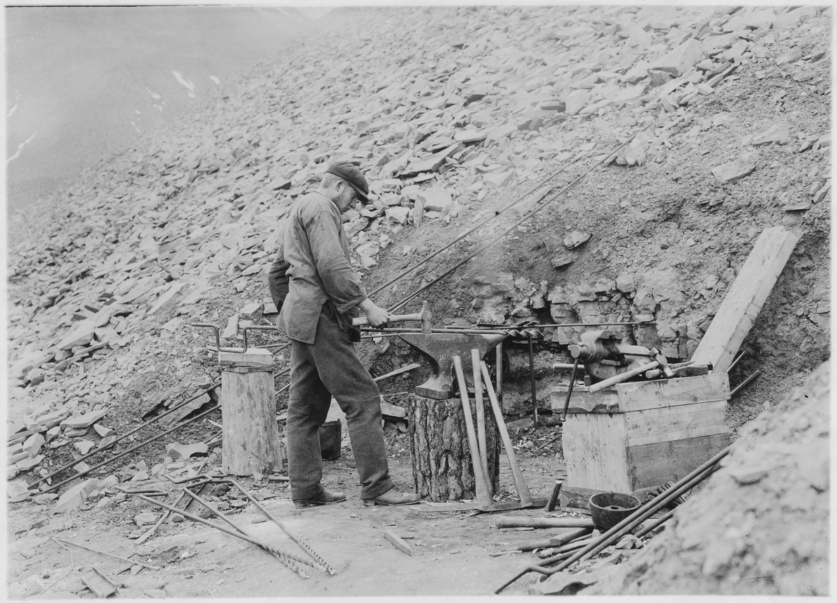 Sveagruvan på Spetsbergen. Gruvsmed i arbete 1918.