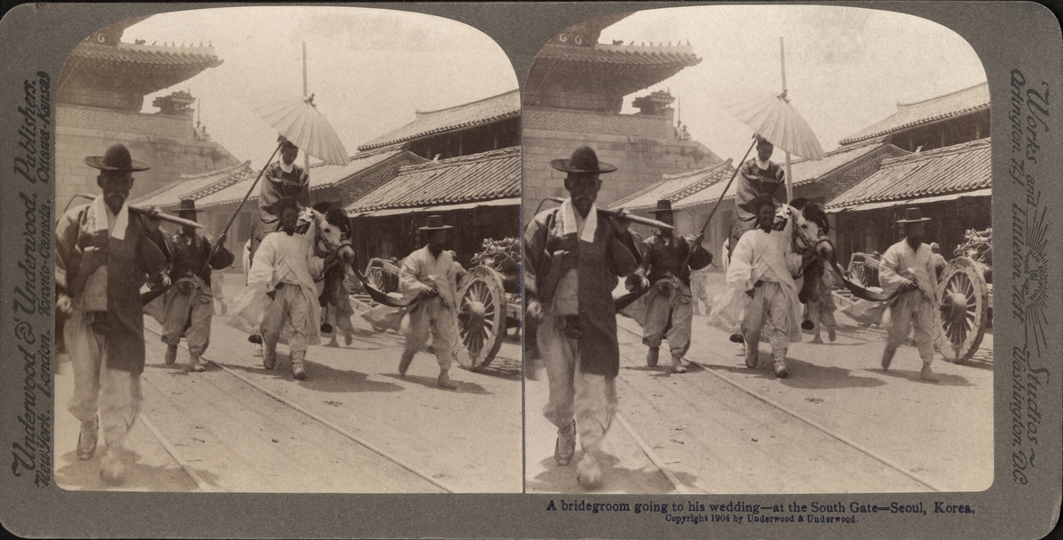 Stereobild av brudgum på väg till sitt bröllop, ridande på häst under parasoll, södra porten, Seoul.