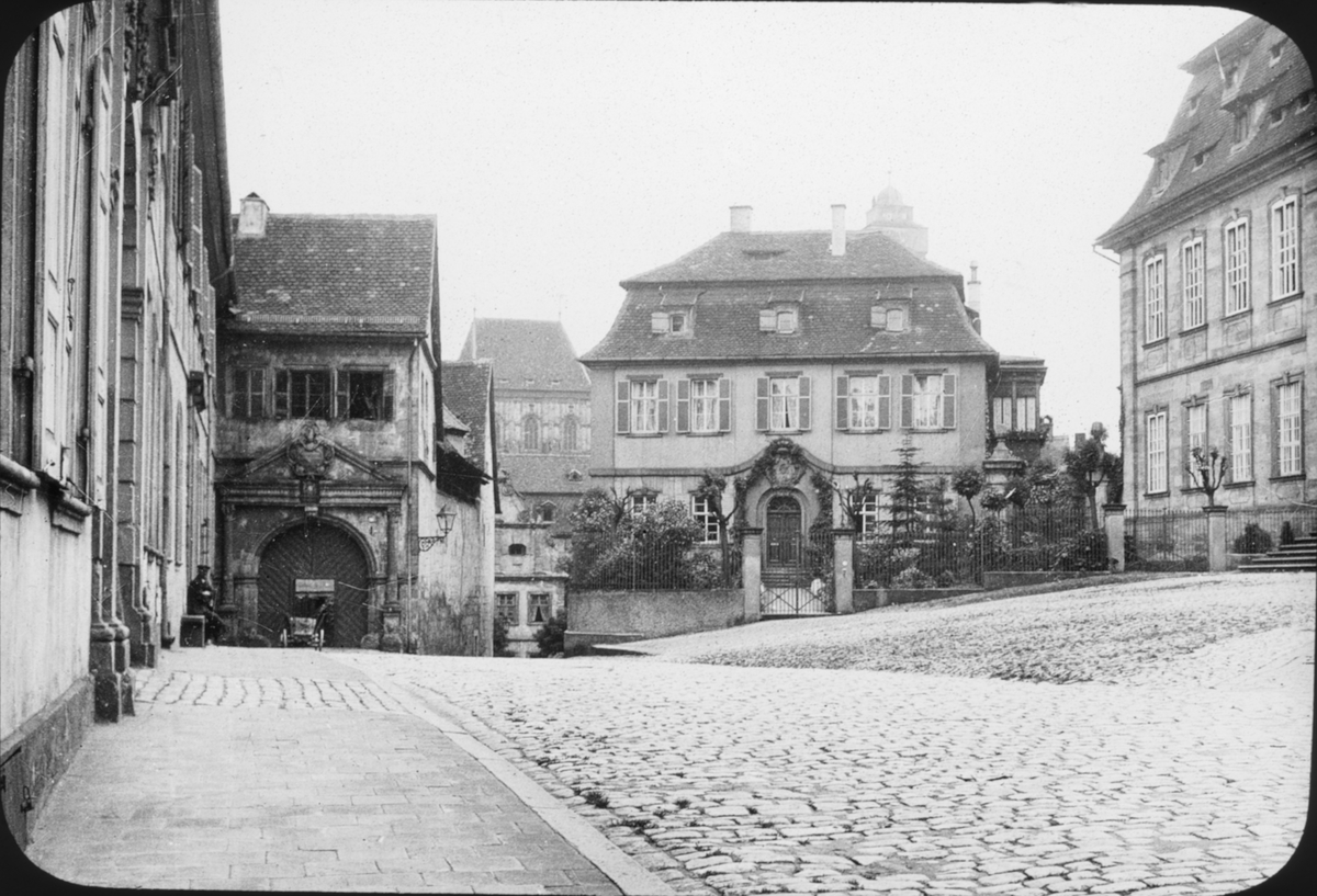 Skioptikonbild med motiv från Bamberg.
Bilden har förvarats i kartong märkt: Resan 1907. Eisenach 5. Bamberg 7. 18
