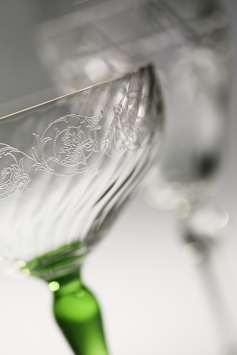Prov på olika slags glas av Reijmyre Glasbruks sista tillverkning:
- Tre glas nr. 1. på fot, i slipad kristall med etikett i guld: "Reijmyre kristall Sverige".
- Ett glas nr. 2 på fot, slipat, varav ett glas på grön fot "Optic patent U.S.A. 66446 Made in Reijmyre Sweden," med etsat mönster på randen (tupp och blommor)
- Glas nr. 4. på grön fot, med etsat guillocherat mönster, (blommor och blad i ranka).
- Glas nr. 5 på låg fot av brunt glas,
- högt glas nr. 6. på ljusblå fot,
- cylindriskt glas nr. 7, svagt bucklat, samtliga med etikett i blått och guld: "Reijmyre Sverige" och tre kronor. 
- Tumbler nr. 8 med etsat, guillocherat mönster.
- Vas av grönt matt glas nr. 9,
- glas på fot med etsat mönster nr. 10, med etikett i blått och vitt: "Reijmyre",
- Apoteksflaska nr. 11 "Acid Chrysophan".
- Apoteksflaska nr. 12 av mjölkglas.
- Karaff nr. 13 av blått glas med propp.
- Karaff nr. 14 utan propp.
- Brevpress nr. 15 av pressat glas.
- Saladier nr. 16 av pressat glas.
- Askkopp av pressat glas nr. 17, märkt "Höök".