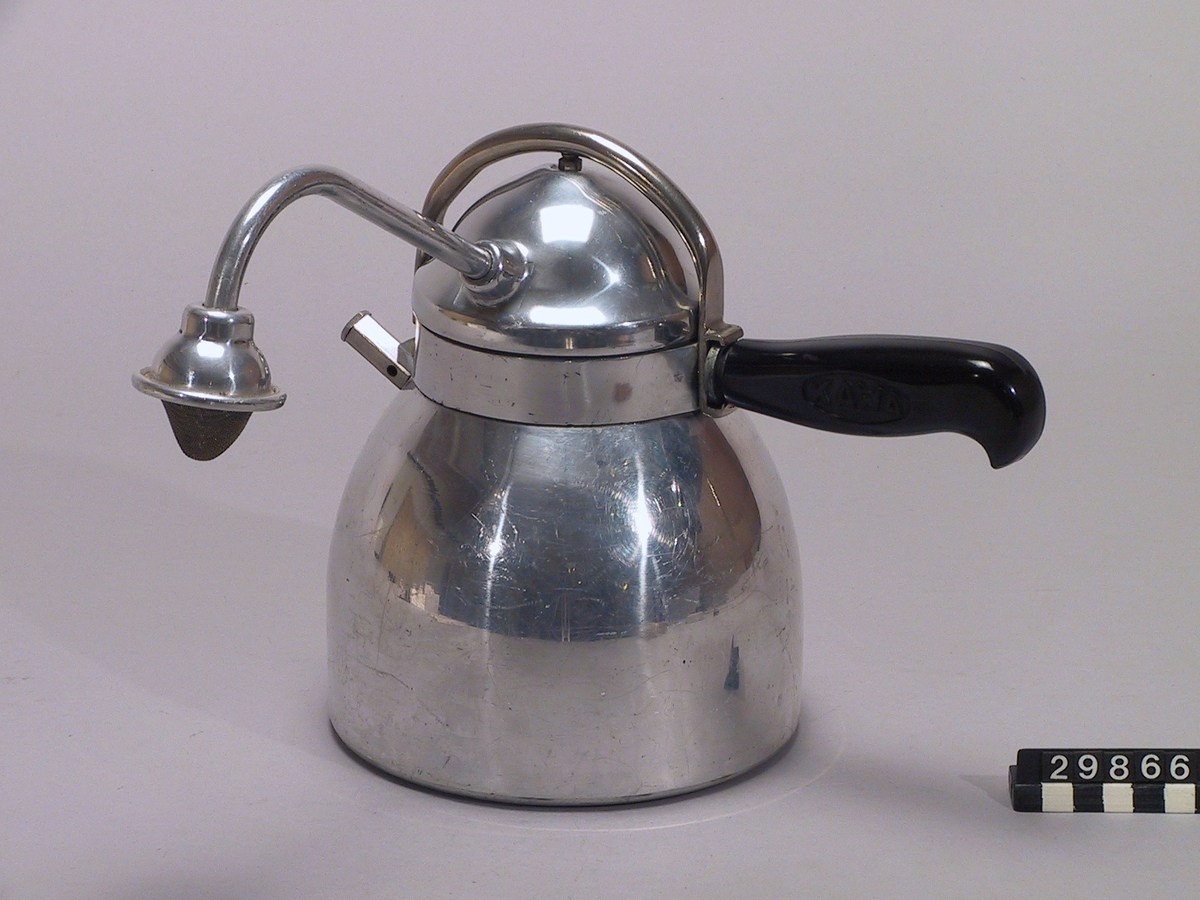 Tryckkokare för kaffe, med filterinsats.
Tillbehör: Tillhörande filter i pappask.