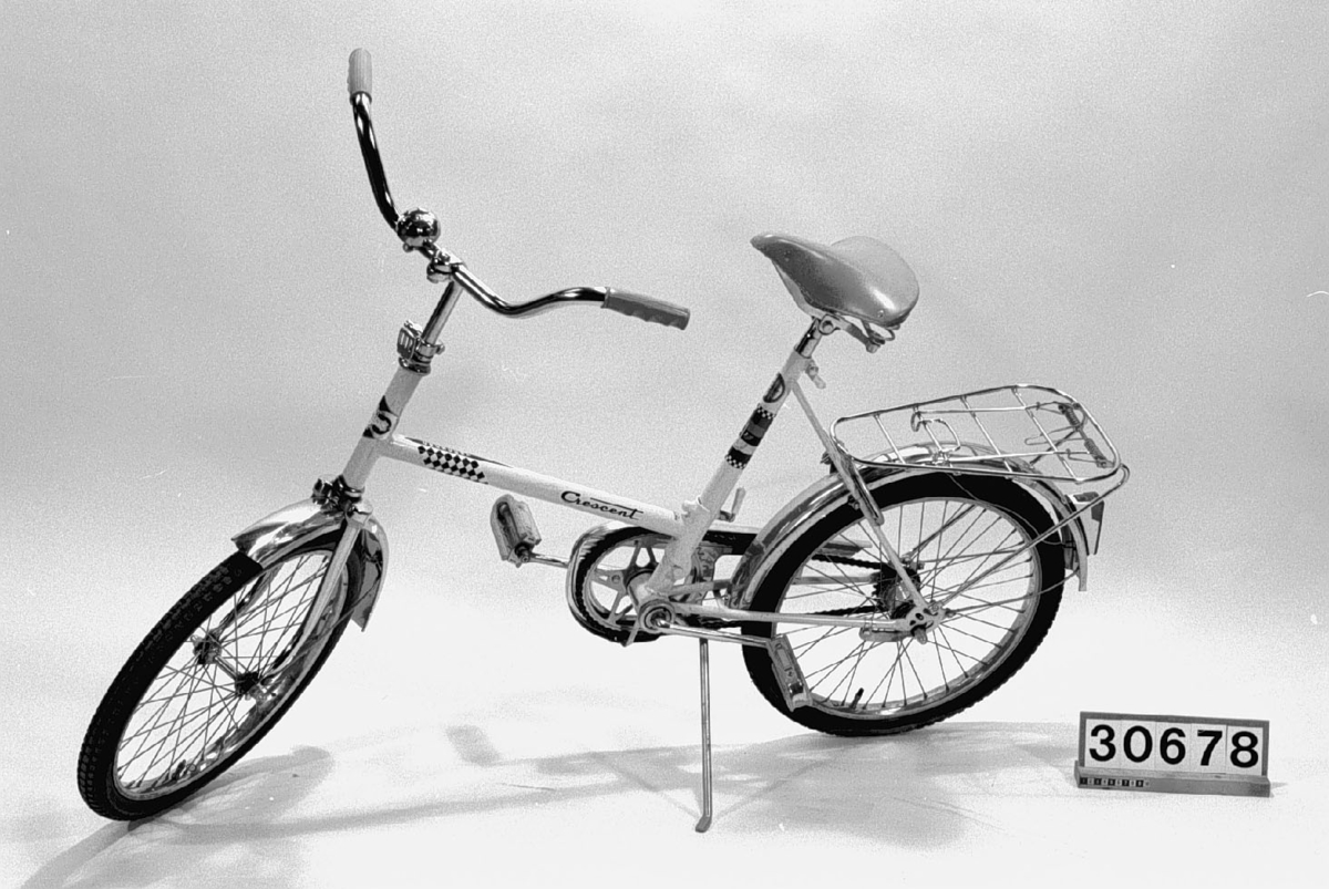 Cykeln, vilken kan demonteras till två delar genom ett enkelt handgrepp för att lätt kunna medföras t ex. i bagageutrymmet i bil. Styrstången och sadeln är fästade med vingmuttrar för att lätt kunna lösgöras. Allmän benämning på cykeln är "stadscykeln". Patent nr: 177930.
Tillbehör: Två nycklar.
