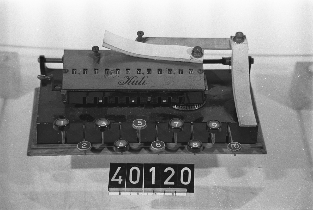 Räknemaskin, "Kuli", med tio tangenter för addition.