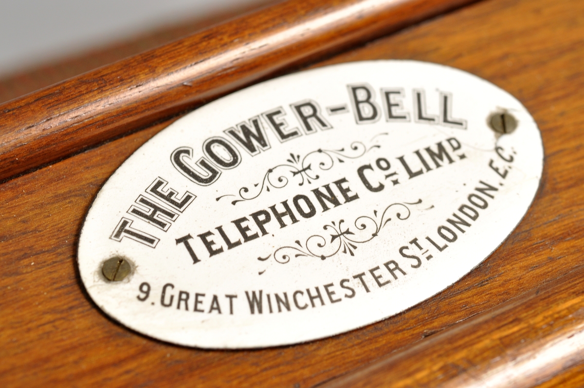 Telefonapparat, väggmodell, för galvanisk signalering. För lokalbatteri. Märkt: "The Gower-Bell Telephone Co Limd 9 Greast Winchester St. London. E. C" och "3959" samt "For export only. Not to be used in The United Kingdom."