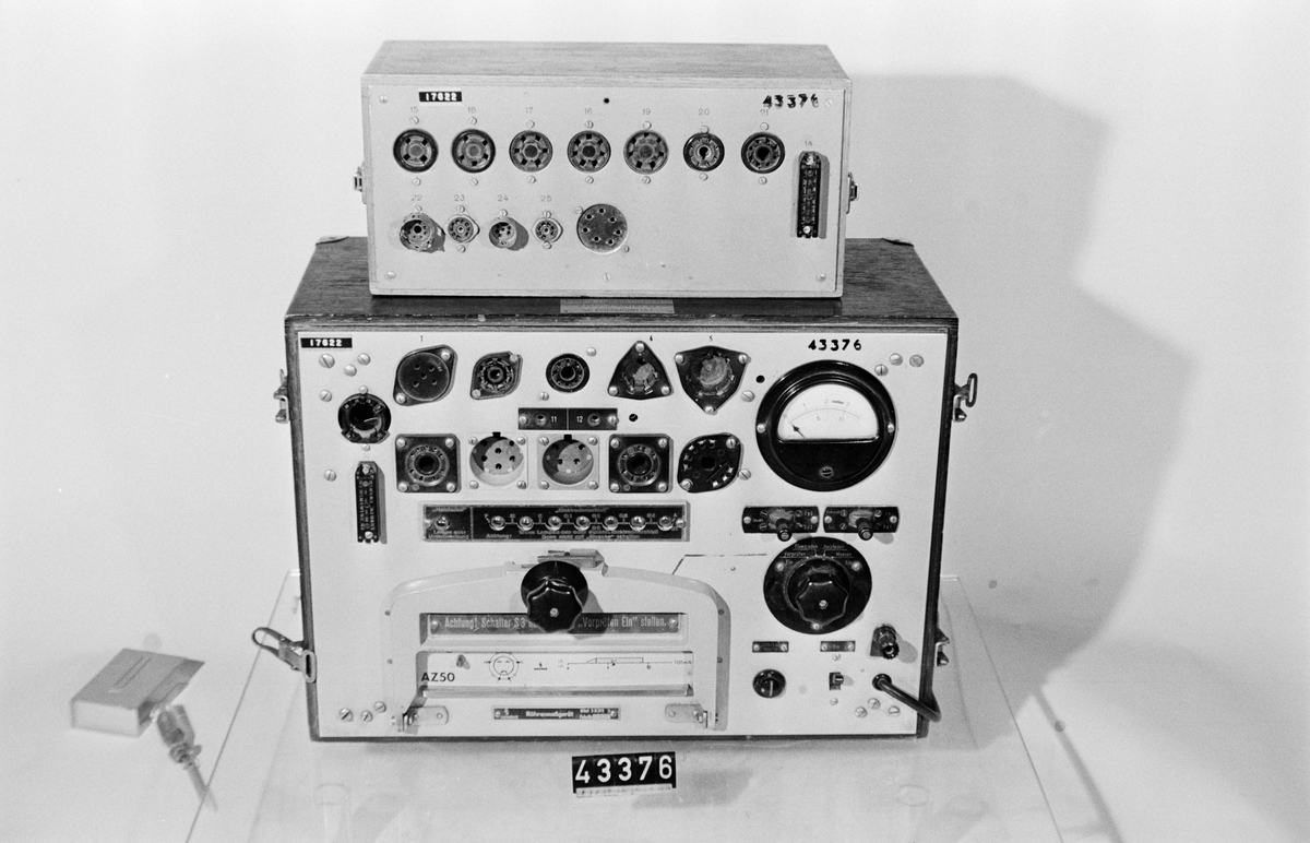 Rörprovare för provning av radiorör i två delar samt beskrivning. Vikt: 21,5 +1,8 + 5,5 kg.