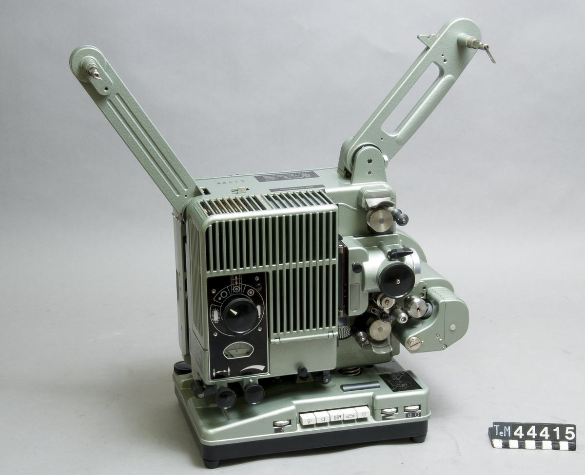 Projektor, Sf P. 6. 11s, S 27433-A8-A1, elektrisk, med högtalare, för 16 mm film, i väska, locket märkt: S 27434-A2-A1.