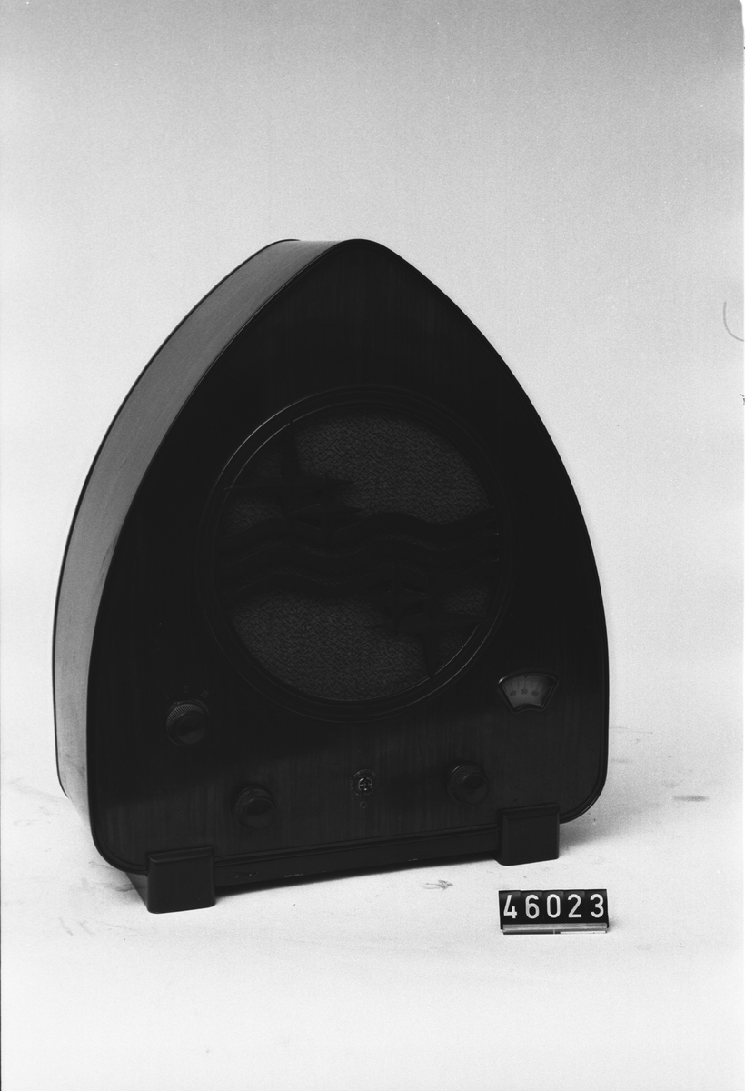 Radiomottagare med tre rör, detektor och två LF-steg, med elektromagnetisk högtalare. För likströmsdrift.