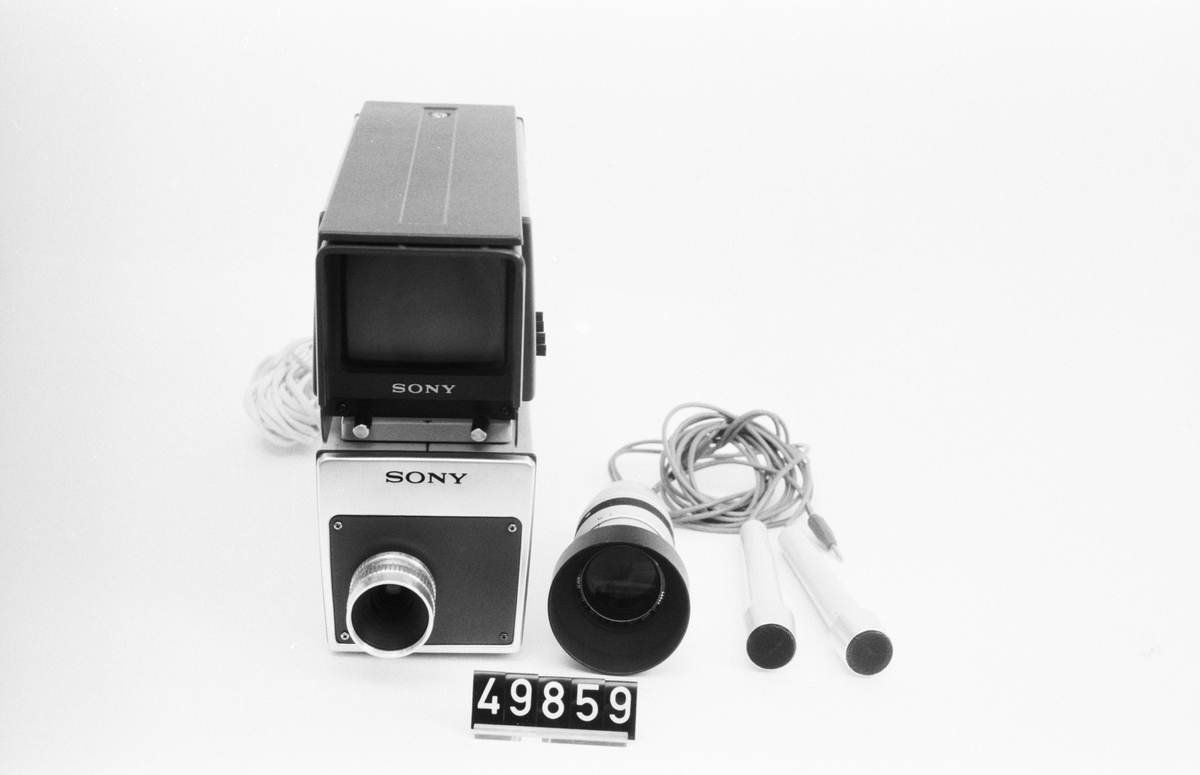 Videokamera, även bildskärm typ AVF-3200 CE nr. 16396, två st. mikrofoner F-98, zoomobjektiv Canon 15-75 mm nr. 12308, div. sladdar och rengöringsmateriel och läderväska.