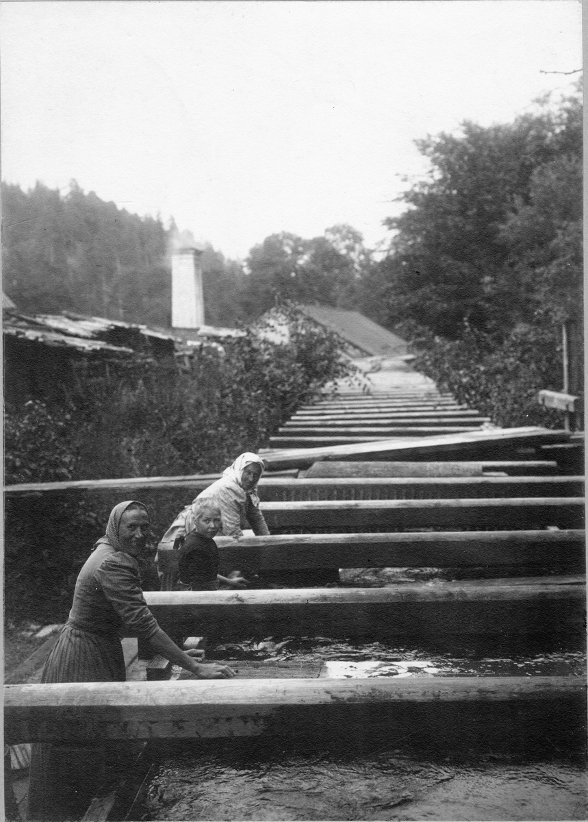 Tvätterskor vid Överums Bruk.
Med fotografiet erhöll fotografen 5:e pris i Svenska Turistföreningens Pristäflan 1902.