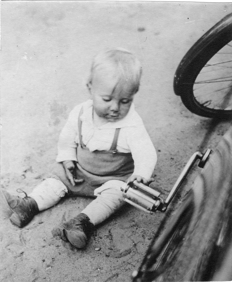 Barn vid cykel, omkring 1935.