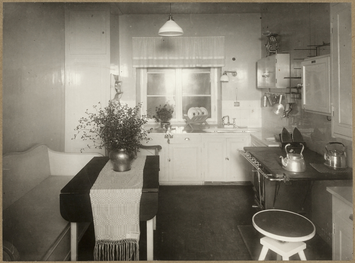 Kök nr. 2 vid Bygge och Bo-utställningen på Norrmälarstrand 1924. Ritat av arkitekt Osvald Almqvist.