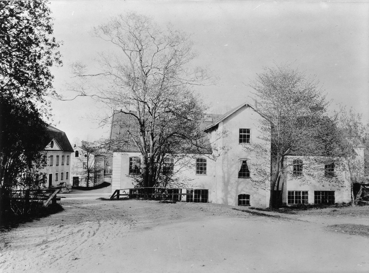 Åkers Styckebruk. Brukskontoret med arkivet och smedjan (tidigare gamla verkstaden), omkring 1900.