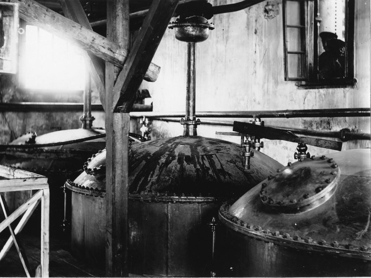 Krementschugs Järnverks AB. Destillerapparater. 1897-1902 förestod O. Larsson masugnsdriften och det nyanlagda gjuteriet, de två senare åren var han direktör för bruket.