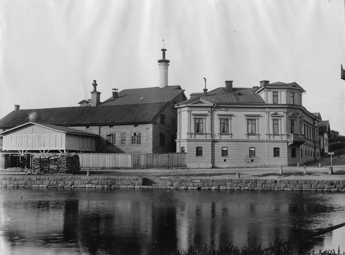 Linköpings Bryggeri AB, 1901. Drottninggatans mynning vid Övre hamnen, Stångån.