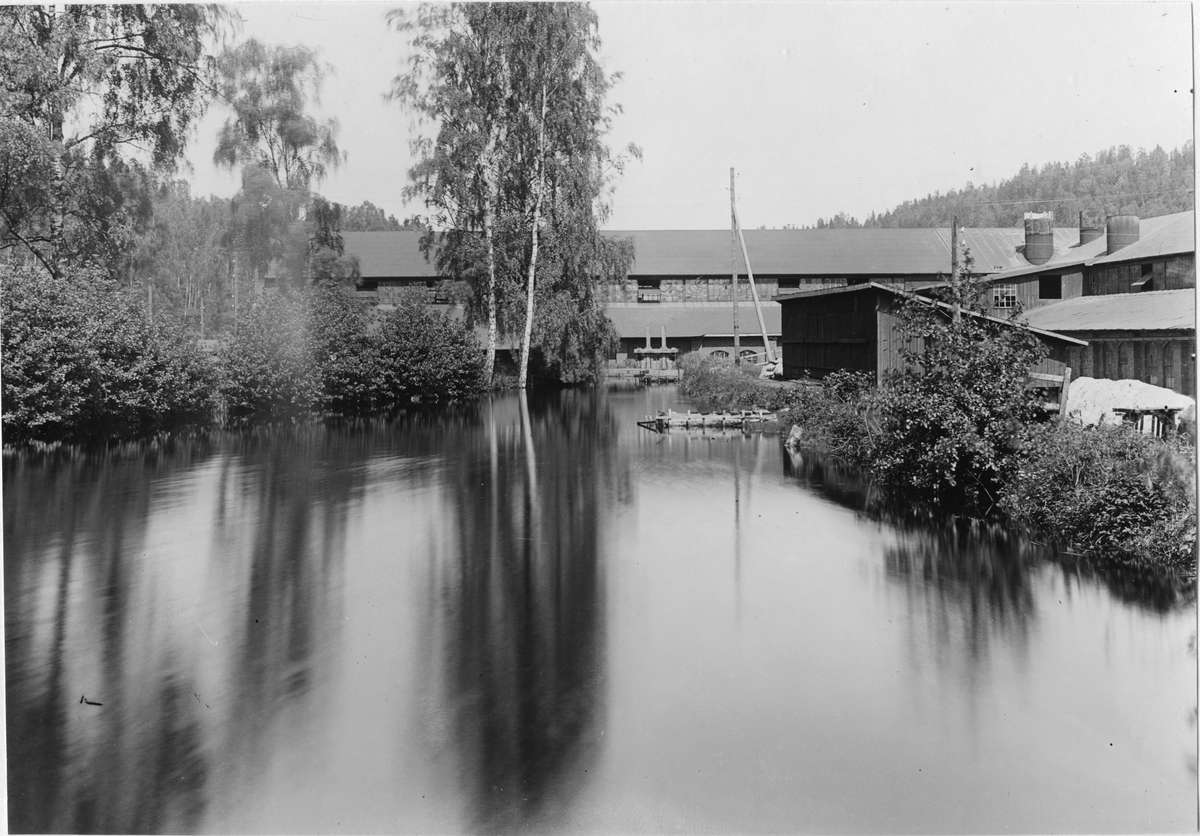 Norrahammars bruk. Damm för verkstadsgårdens kraftstation med västra gjuteriet i förgrunden, borttagen 1922. Foto från 1916.