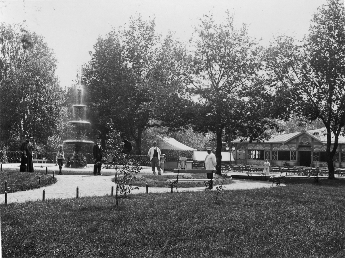 Fotografi ur albumet "Karlstad" från 1898. Stadsträdgården.