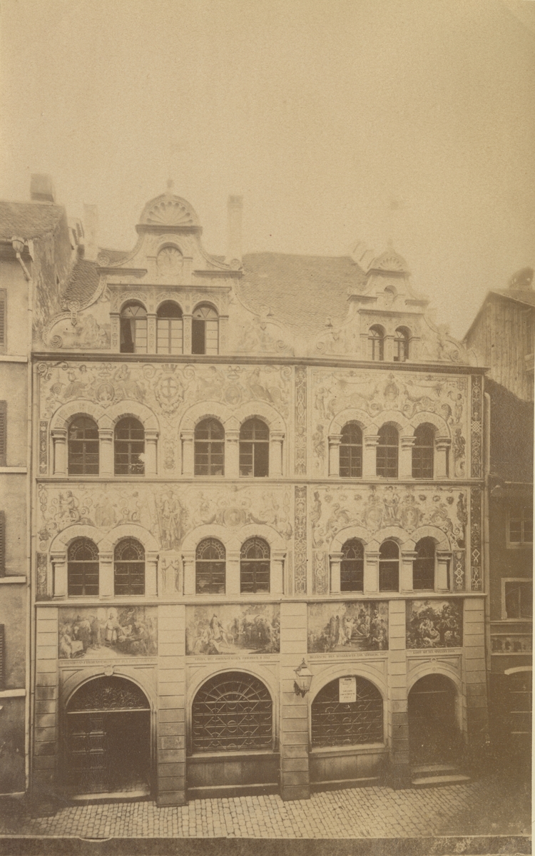 Ur album: Utländska Resan 1890. Fasad av okänt hus, Paris.