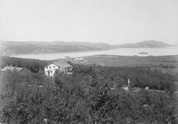 Kirkenes sommeren 1898. I forgrunnen distriktslegeboligen So
