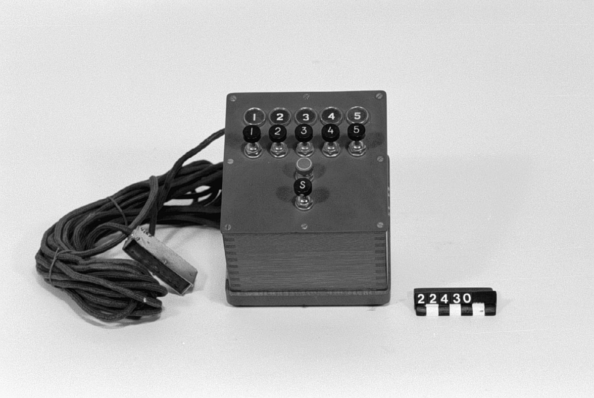 Tablå med fem elektriska lampor och tryckknappar för sökareanläggning, med textilspunnen ledning och 12-polig stiftkontakt.